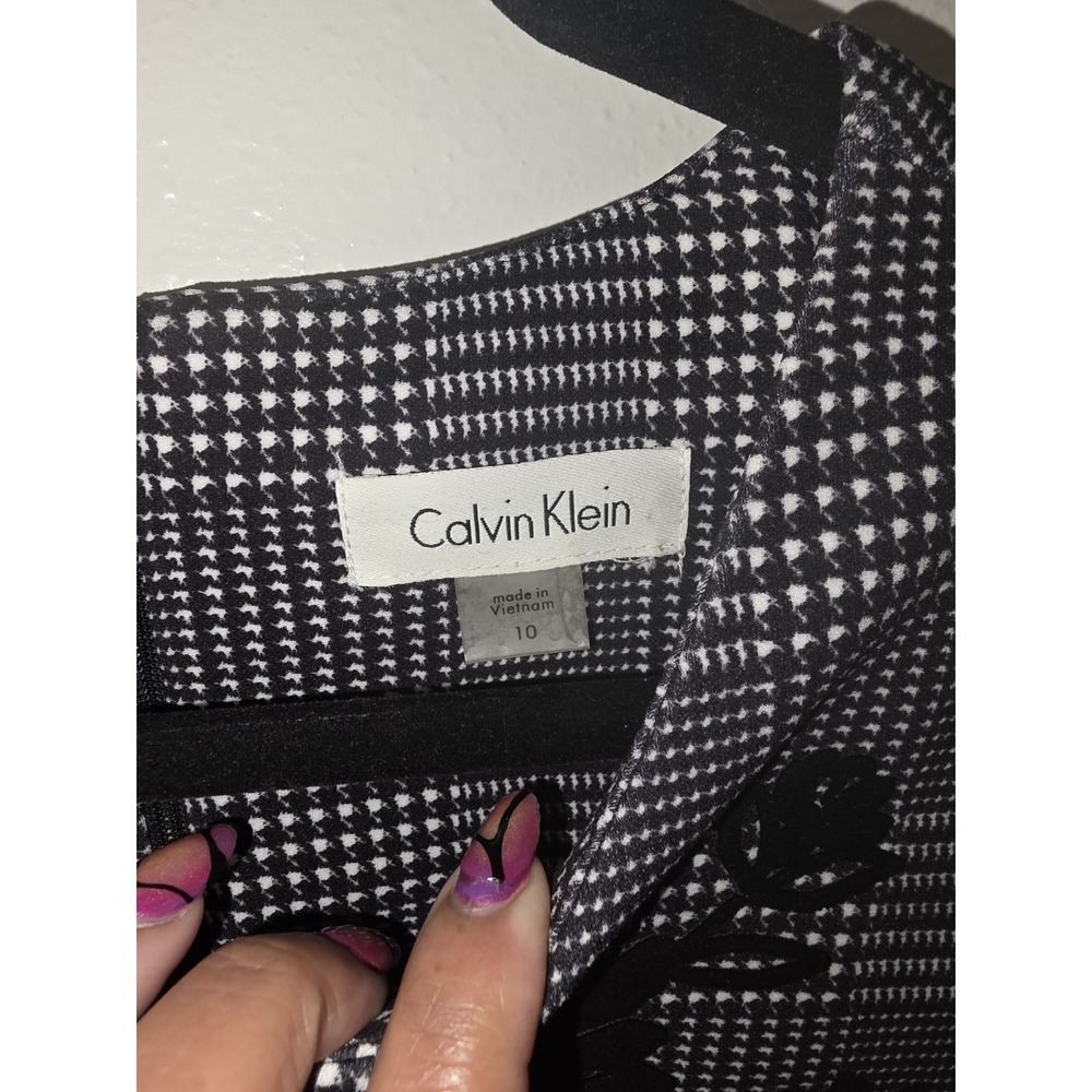Calvin Klein Women's Plaid Sheath Dress Black Gray Floral Appliqué Size 10 - Picture 3 of 9